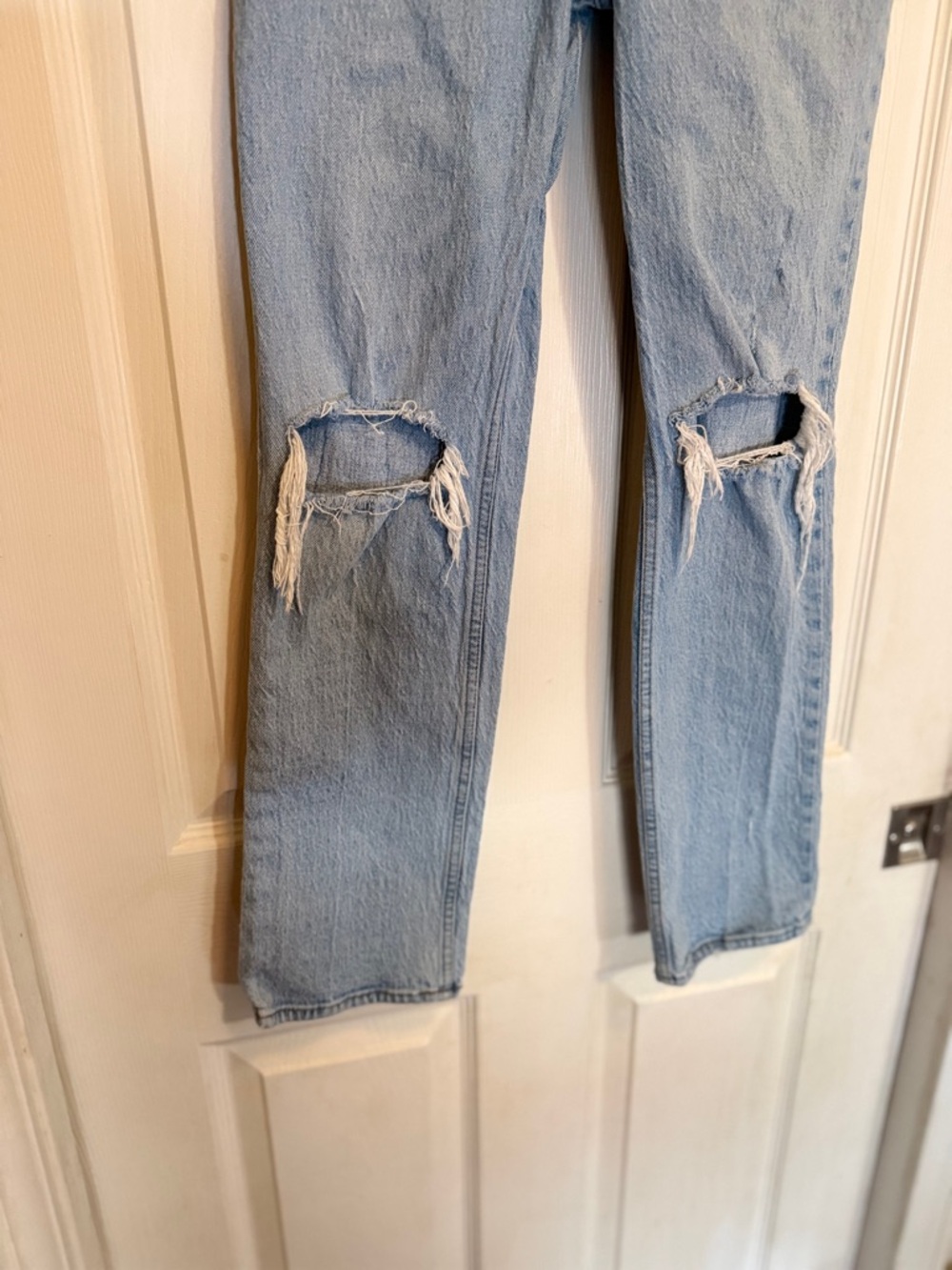 Abercrombie & Fitch The 90’s Straight Leg Ultra High Rise Ripped Jeans - Picture 4 of 7